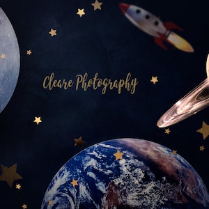 Puede incluir: Un fondo azul oscuro con estrellas doradas y planetas. Los planetas son una luna azul y blanca, un planeta marrón y naranja con anillos, un planeta azul y verde, y un planeta rojo. El texto "Cleare Photography" está en el centro de la imagen.