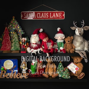 Puede incluir: Un fondo digital que presenta un estante negro con una variedad de decoraciones navideñas, incluyendo un bebé con un traje de Santa Claus rojo y blanco, un reno de peluche, un elfo de peluche, un cascanueces y un libro que dice "Believe". El estante está decorado con un letrero rojo que dice "Santa Claus Lane".