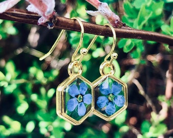 Boucles d’oreilles drop, cadeau fait main, boucles d’oreilles faites à la main, boucles d’oreilles oubliez-moi pas, fleurs séchées, or myosotis, boucles d’oreilles hexagonales, or hexagone