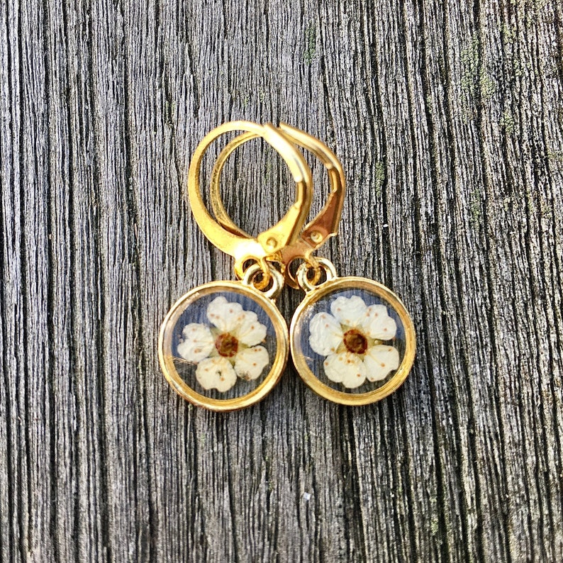 Real flower earrings, earrings gold, open back earrings, white flower earrings, wedding gift zdjęcie 4