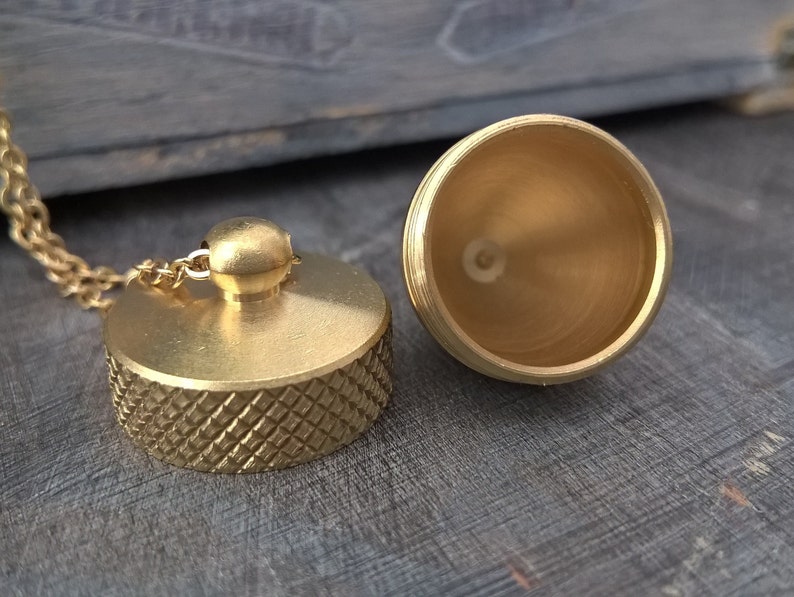 Acorn Canister Locket,Cremation Ashes Stash Necklace, canister necklace, Acorn Necklace, raw brass locket zdjęcie 4