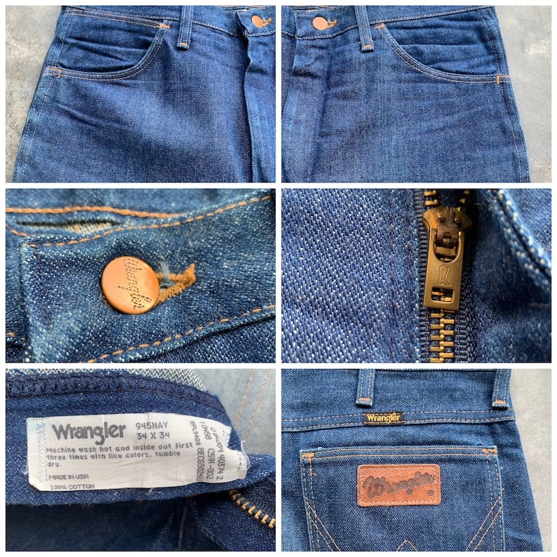 K&ouml;nnte beinhalten: Nahaufnahmen von dunkelblauen Wrangler Jeans. Details sind ein Knopf mit dem Wrangler-Logo, ein Messingrei&szlig;verschluss und ein Lederaufn&auml;her auf der Ges&auml;&szlig;tasche. Das Etikett lautet "945NAY" und "34 x 34".