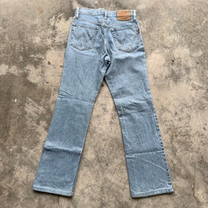 K&ouml;nnte beinhalten: Hellblaue Jeans aus Denim mit klassischem F&uuml;nf-Taschen-Design. Die Jeans haben einen geraden Beinverlauf und einen Lederaufn&auml;her am hinteren Bund. Die Ges&auml;&szlig;taschen haben eine markante 'W'-Naht.