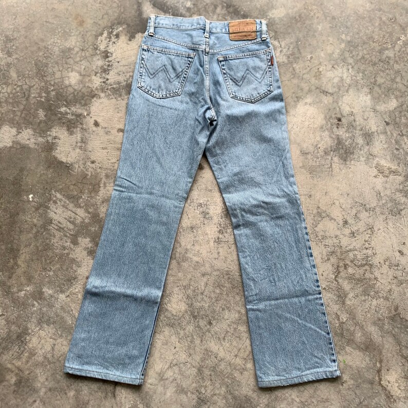 K&ouml;nnte beinhalten: Hellblaue Jeans aus Denim mit klassischem F&uuml;nf-Taschen-Design. Die Jeans haben einen geraden Beinverlauf und einen Lederaufn&auml;her am hinteren Bund. Die Ges&auml;&szlig;taschen haben eine markante 'W'-Naht.
