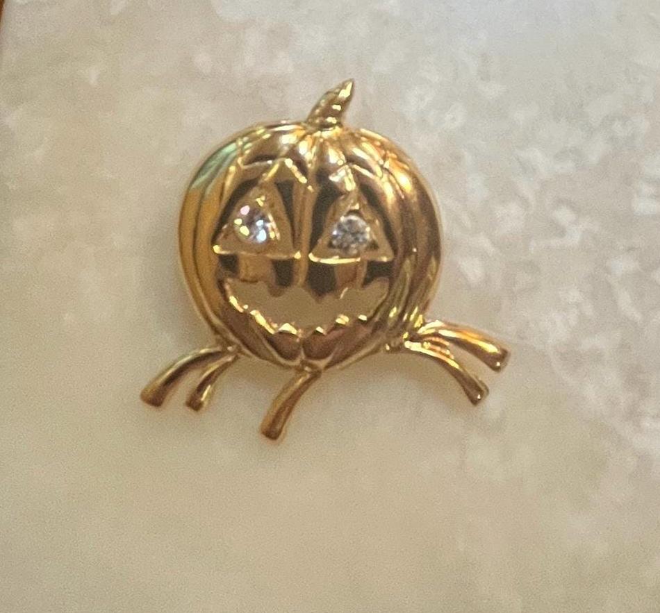Premium AI Image | Ghost holding a jack o lantern in a spooky tree