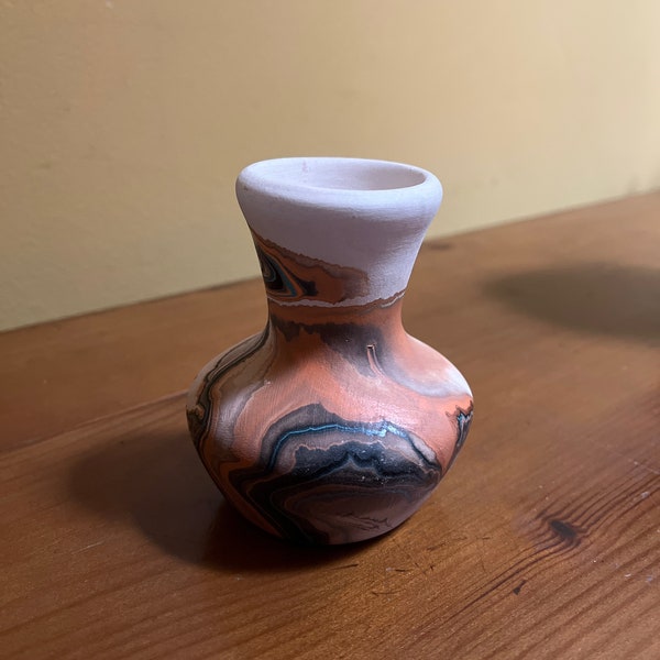 Pequeño jarrón de cerámica Nemadji - Beige con remolinos marrones, óxido y naranja - EE.UU.