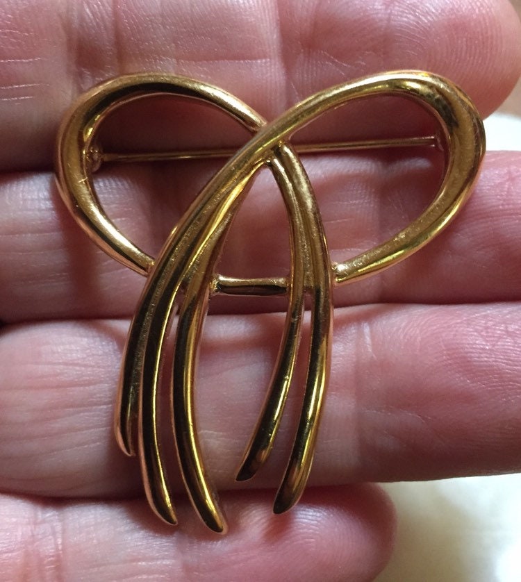 TRIFARI GOLD 珊瑚モチーフ パール ブローチ h96 Trifari Gold Tone Bow Brooch - Trifari Gold Ribbon Pin - Etsy