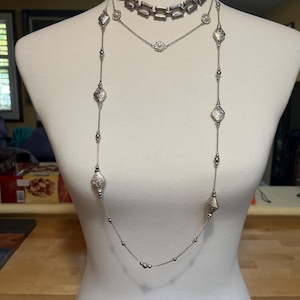 Tre silverfärgade halsband - Choker, RMN strass och långt kedjehalsband