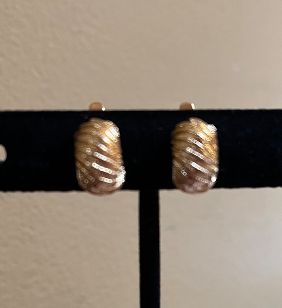 Small Trifari Clip On Earrings - Trifari Gold Tone