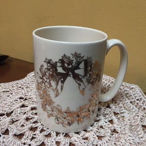 Lenox Christmas Mug: Deck the Halls Gold Wreath Design