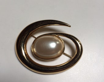 Spilla con perle finte Avon: spilla ovale color oro
