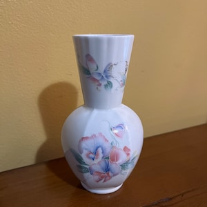 Aynsley Little Sweetheart Vase