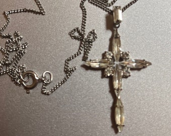 Pendentif croix en strass argenté
