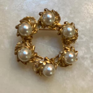 Faux Pearl and Gold Tone Wreath Brooch