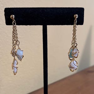 Brincos Avon Dangle: Pedras Enroladas em Fio Dourado