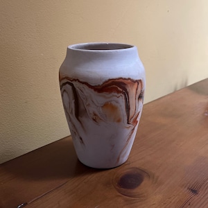 Vaso in ceramica Nemadji - Beige con vortici color ruggine e arancione - Stati Uniti