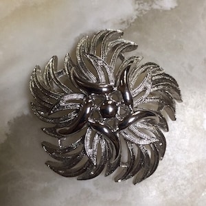 Monet silberfarbene Blumen Brosche - Monet Silber Windrad Anstecknadel