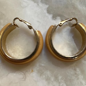 Orecchini a cerchio con clip color oro e beige Avon