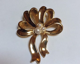 Spilla Avon con fiocco color oro e centro perla finta - Spilla con nastro Avon