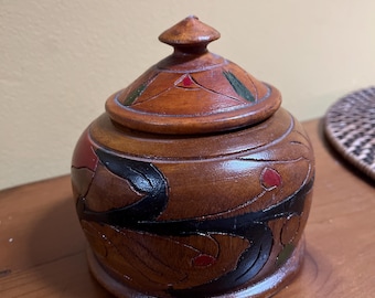Ręcznie rzeźbione drewniane pudełko: Okrągły pojemnik w stylu vintage, malowany