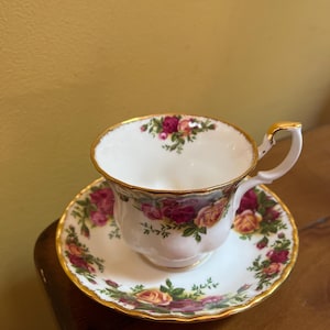 Royal Albert Old Country Roses Tea Cup & Saucer - Dated 1962
