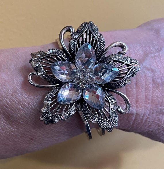 Rhinestone Silver Tone Flower Bracelet - Floral Statement  display picture 2