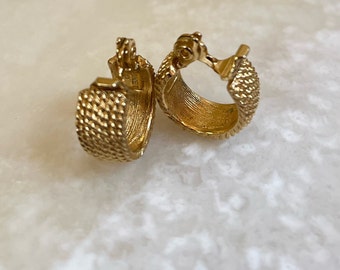 Aros Monet Trenzados En Tono Dorado - Pendientes Monet Clip On