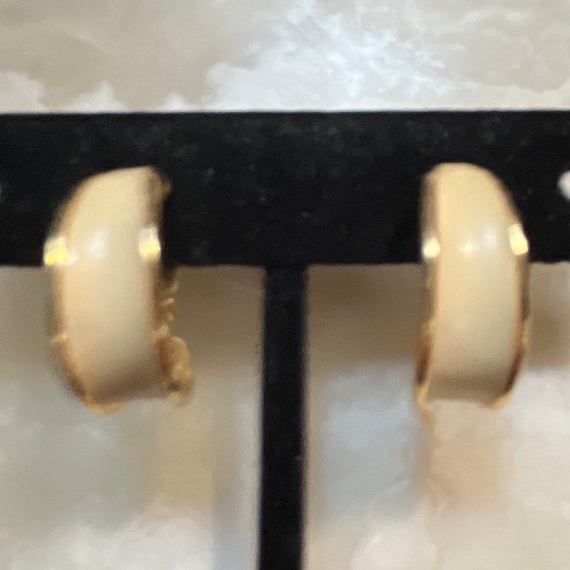 Goldette Beige Enamel Gold Tone Screw Back Earrin… - image 2