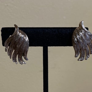 Monet Gold Tone Leaf Earrings - Vintage Monet Clip Ons