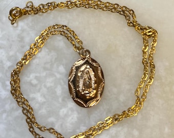 Vintage-Halskette mit wundersamen Medaillien-Anhängern in Goldton