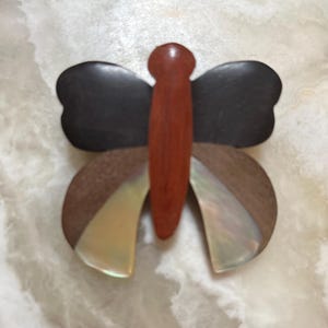 Grande broche de borboleta feito à mão em madeira e concha de abalone