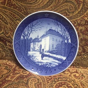 Royal Copenhagen 1975 Plate - the Queen&#39;s Christmas Residence