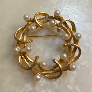 Gold Tone Faux Pearl Wreath Brooch