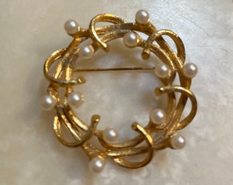 Gold Tone Faux Pearl Wreath Brooch