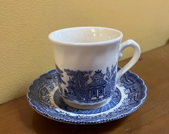 Tasse et soucoupe en saule bleu : Collection Wessex, Churchill, Angleterre