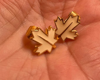 Crown Trifari Beige geëmailleerde goudkleurige Maple Leaf oorbellen - Crown Trifari MAple Leaf Clip Ons