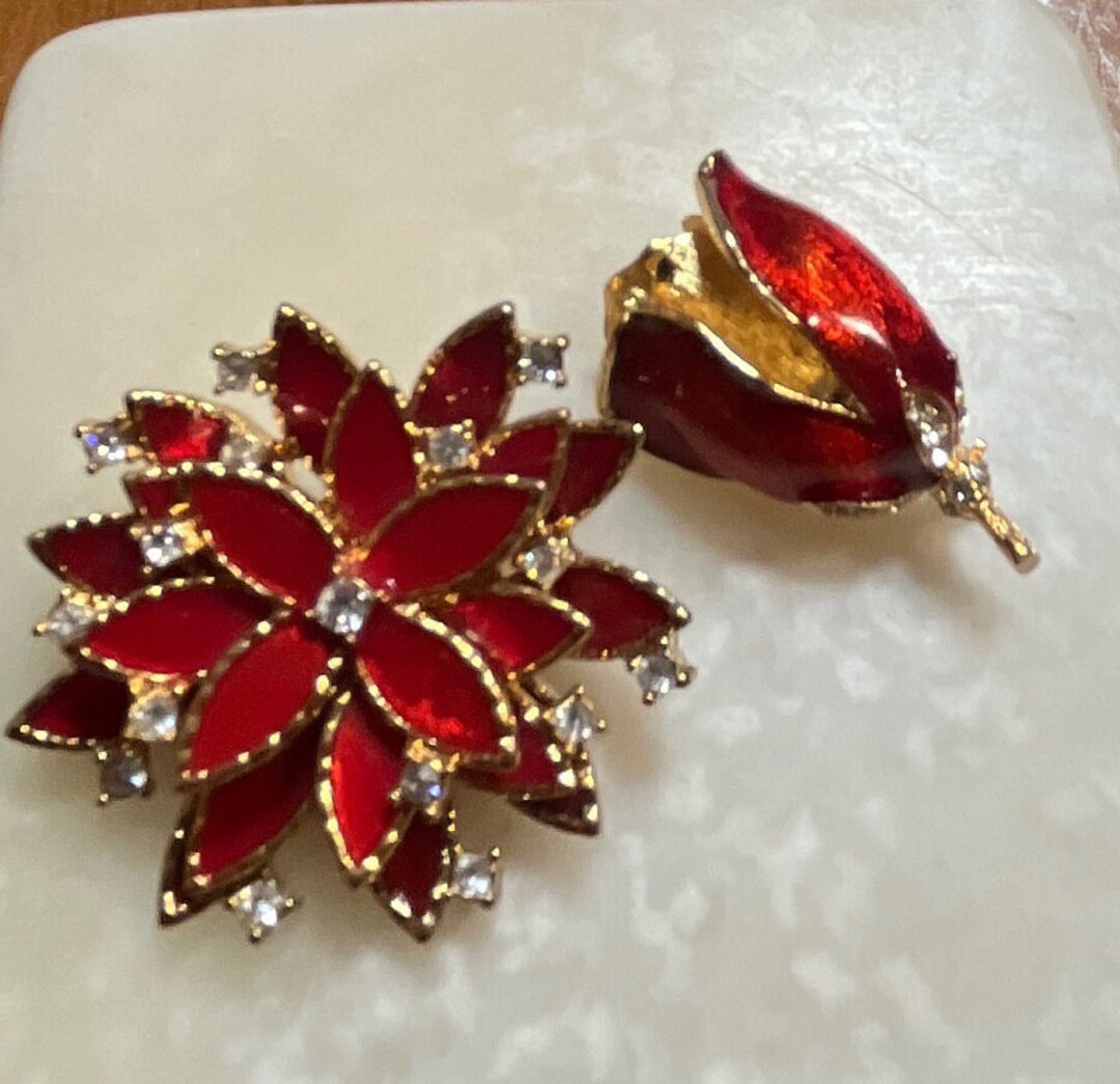Broche fleur en spirale en métal doré vintage avec strass