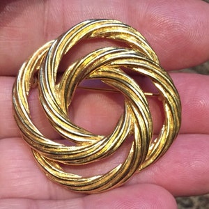 Monet Gold-Ton wirbelte Knoten Brosche