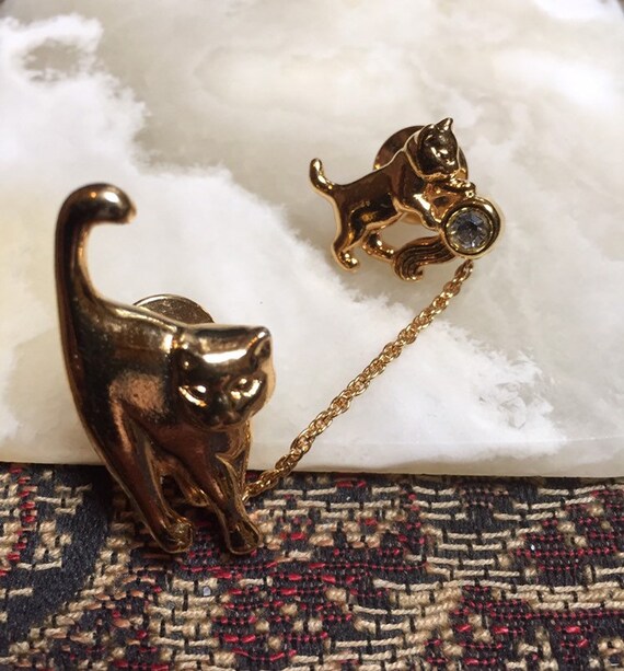 Broche Fermoir Dorée Avec Chaîne, Motif Chat Et Souris - Occasion, Bijou Vintage