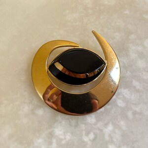 Sarah Coventry Gold Tone Brooch with Black Stone