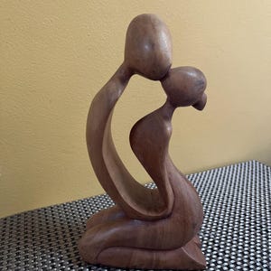 Statuette en bois sculpté représentant un homme et une femme s'embrassant - Indonésie