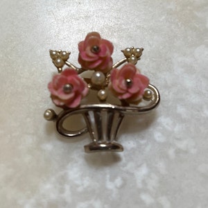 Vintage bloemenmandspeld - goudkleurige bloemenmandbroche