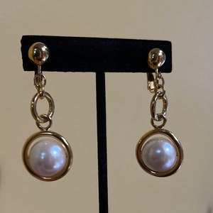 Brincos vintage Avon dourados com pingente de pérola falsa