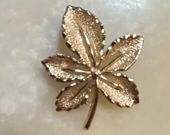 Sarah Coventry Gold Tone Leaf Pin - Vintage Sarah Cov. Leaf Pin