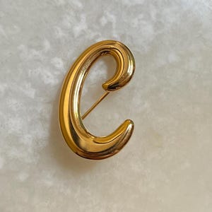 Gold Ton Script C Initial Pin