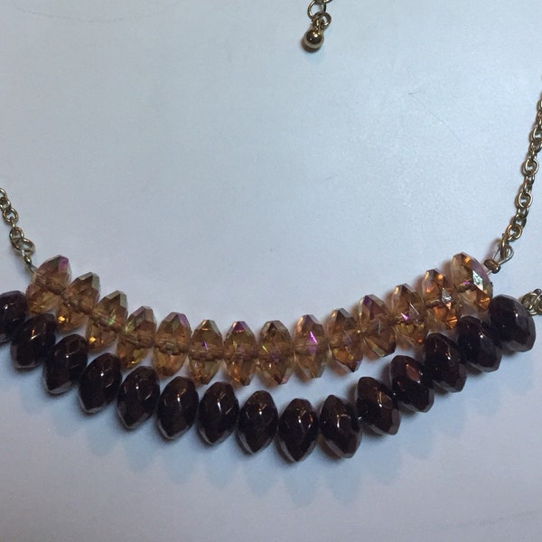 Collier bavoir en cristal marron et taupe avec chaînes dorées