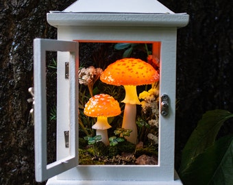 Handgefertigte Pilz-Laterne mit Fliegenpilz und Kleeblatt