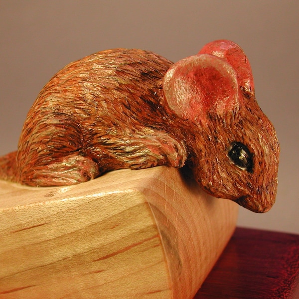 Woodcarving a Peeking Wooden Mouse Shelf Sitter Tutorial Download