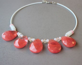 Rose quartz necklace, pink bib necklace, pink beads necklace, teardrop beads jewelry, teardrop beaded pendant necklace, pink gem jewelry