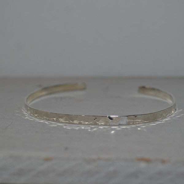 Brazalete ajustable en plata martillada